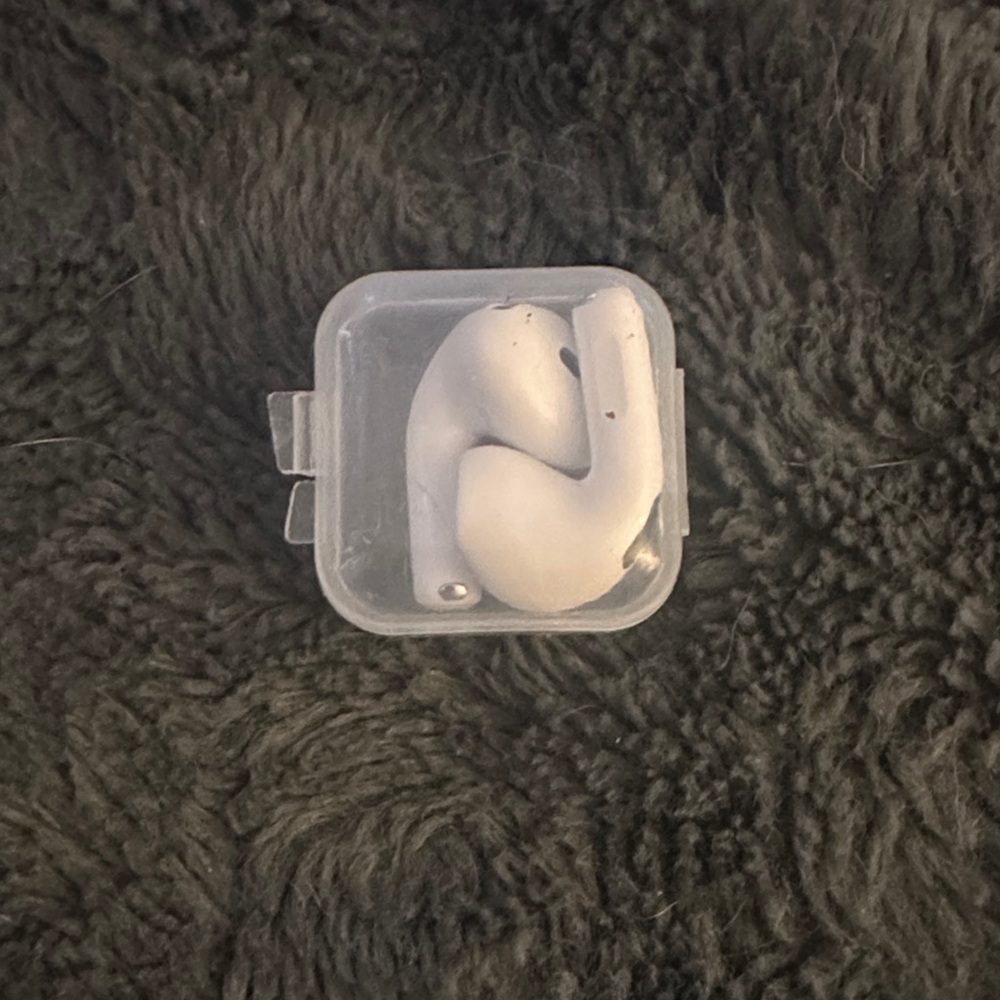 Apple Airpod 4 ear buds only NO CASE